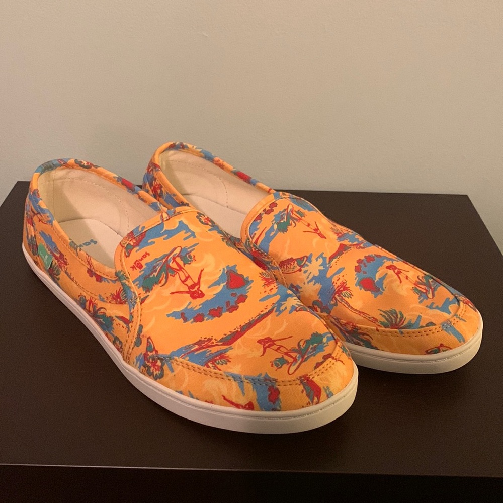 NWOT: Adorable tropical surfer girl pattern Sanuk slip-on shoes